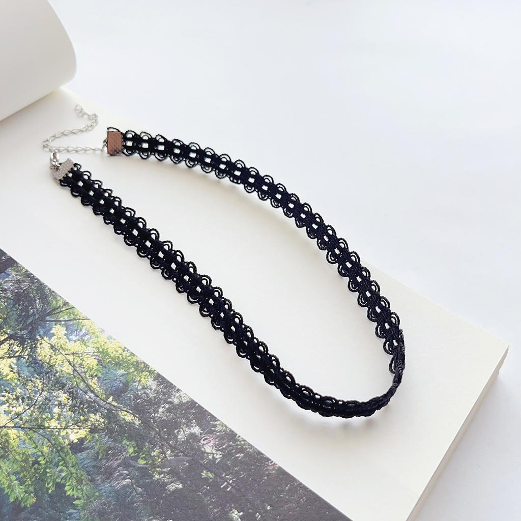 A fashionable, retro and versatile black lace choker collar, neck strap and short collarbone chain necklace for women