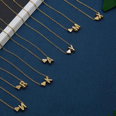 Trendy náhrdelník s príveskom v tvare srdca a abecedou