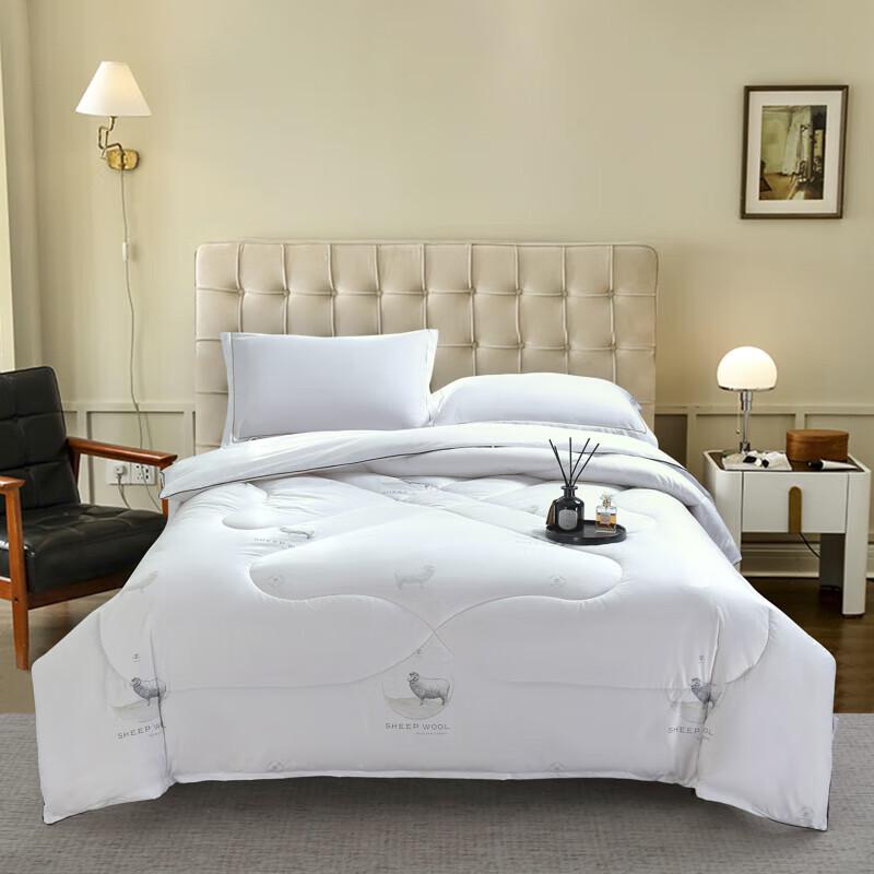 

All-Season Polyester & Silk Blend Quilt