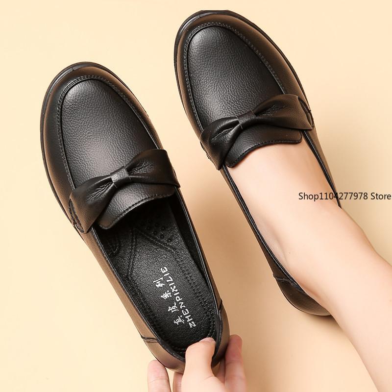 Fashion 2025 Mom Shoes PU Leather Soft Sole Flats Sole in The Elderly Women's Shoes Large Size Middle-aged Elderly Work Shoes