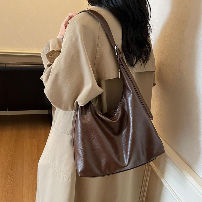 High-End Retro Crossbody Tote: Versatile, Trendy, Large Capacity for Women - Perfect for Class and Commute