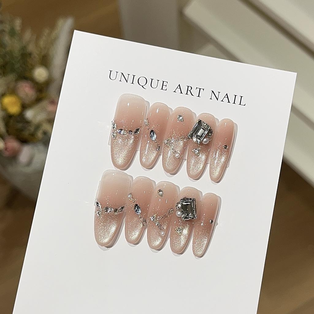 The Stars Ended with Gentle White and White Glittering Peach-colored Cat's Eyes Flashed with Small Diamond Pearls Wearing Armor