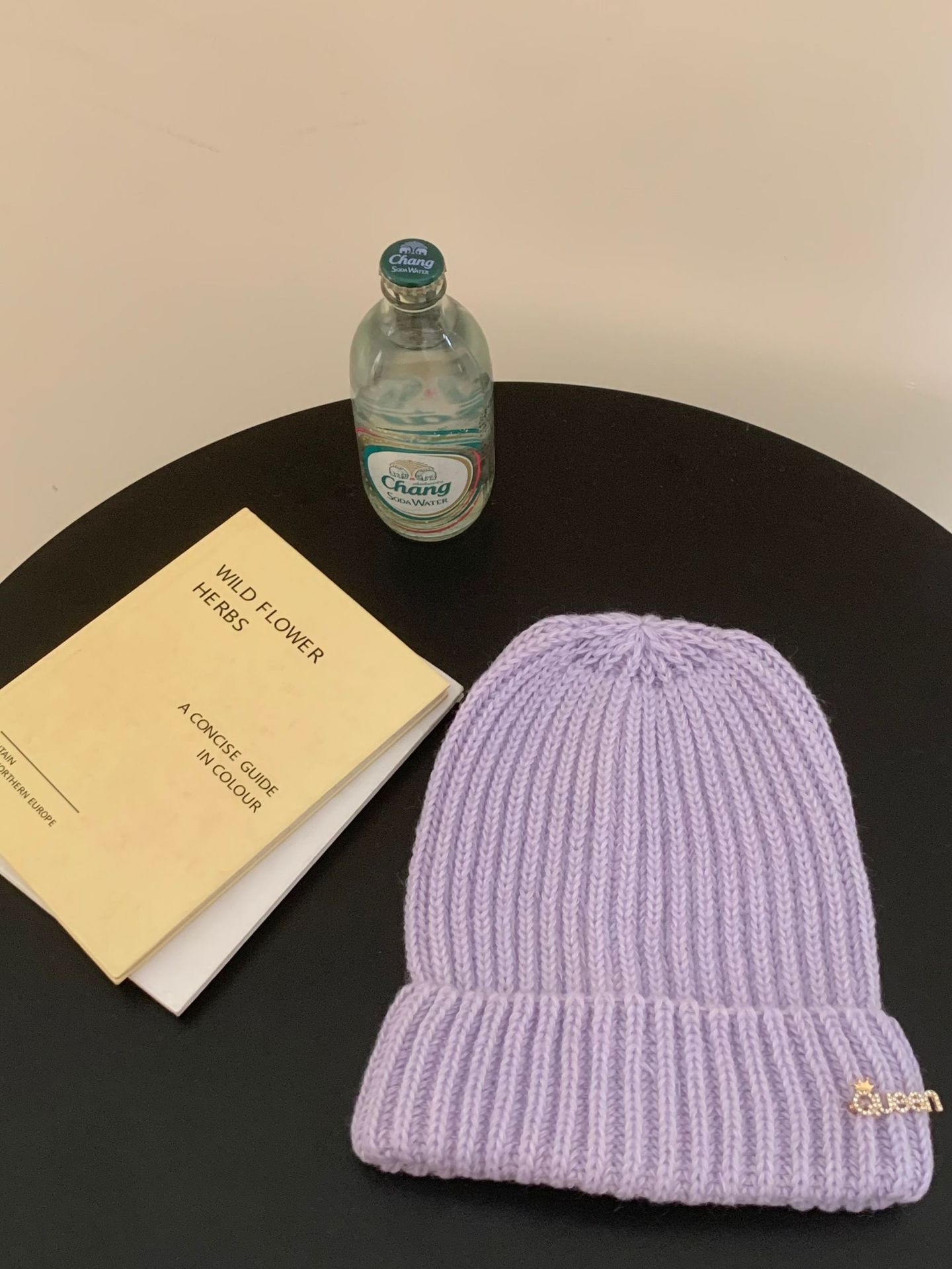 

Новая осенне-зимняя алфавитная повседневная шерстяная шапка, большой обхват головы, подчеркивающая лицо, маленькая вязаная шапка, защита ушей, теплая, модная шапка-бини, тренд M（56-58cm）