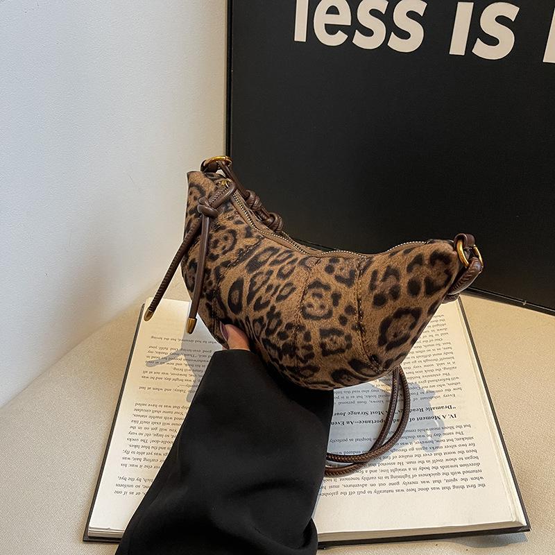 

Niche design leopard print dumpling bag women s new high-end retro versatile shoulder messenger bag