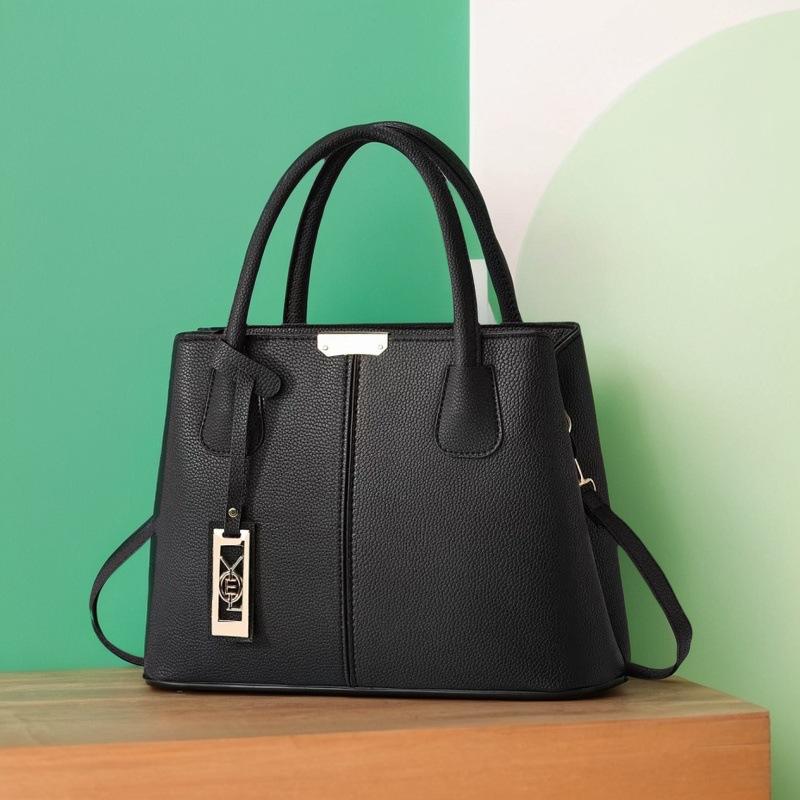 

Модная и простая женская сумка 2025 года, новая вместительная многослойная водонепроницаемая сумка через плечо, темпераментная сумка через плечо для поездок на работу и отдыха чёрный