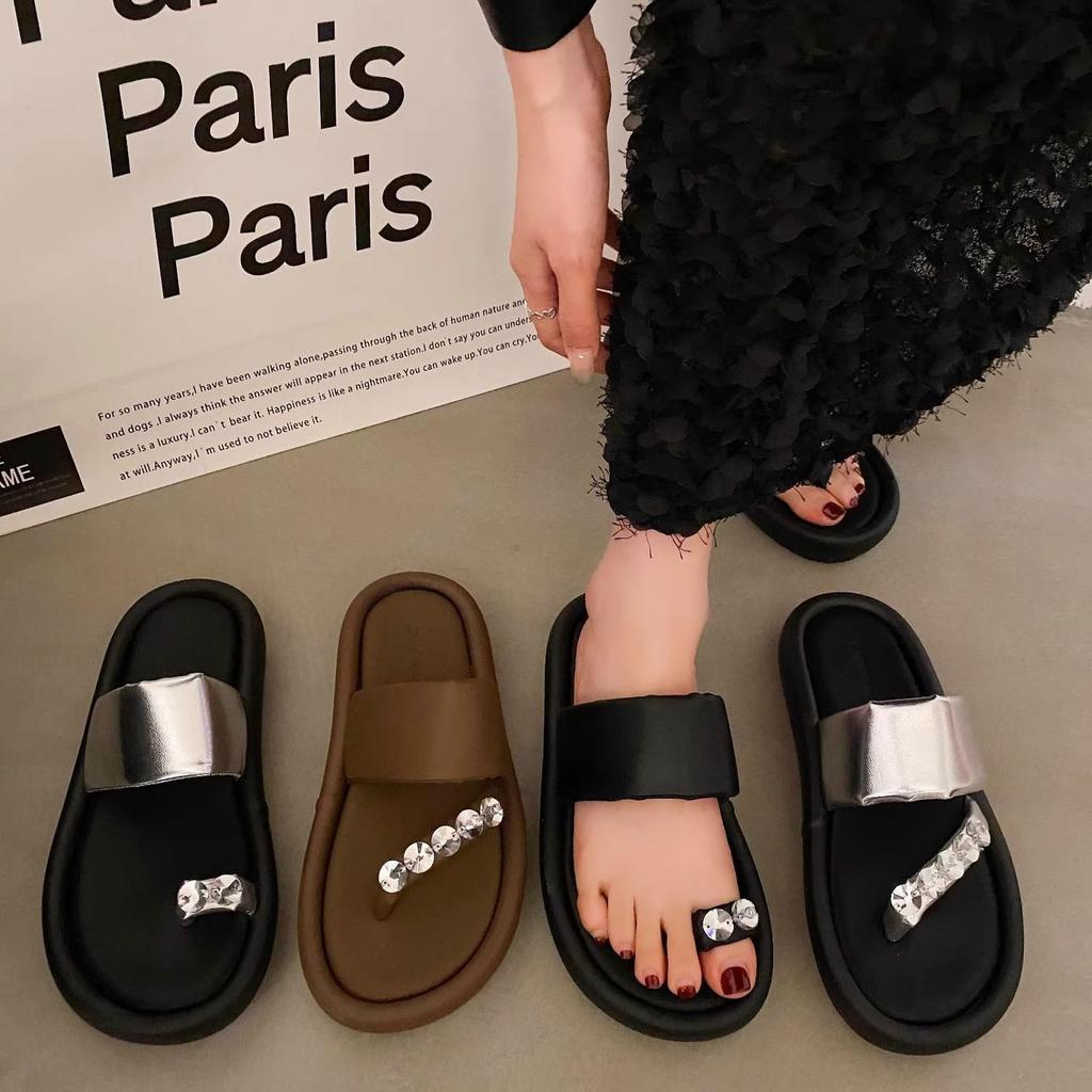2025 Summer New Shit-stepping Slippers Female Outer Wear Fairy Wind Non-slip Thick Bottom Word with Rhinestone Toe Cool Slippers