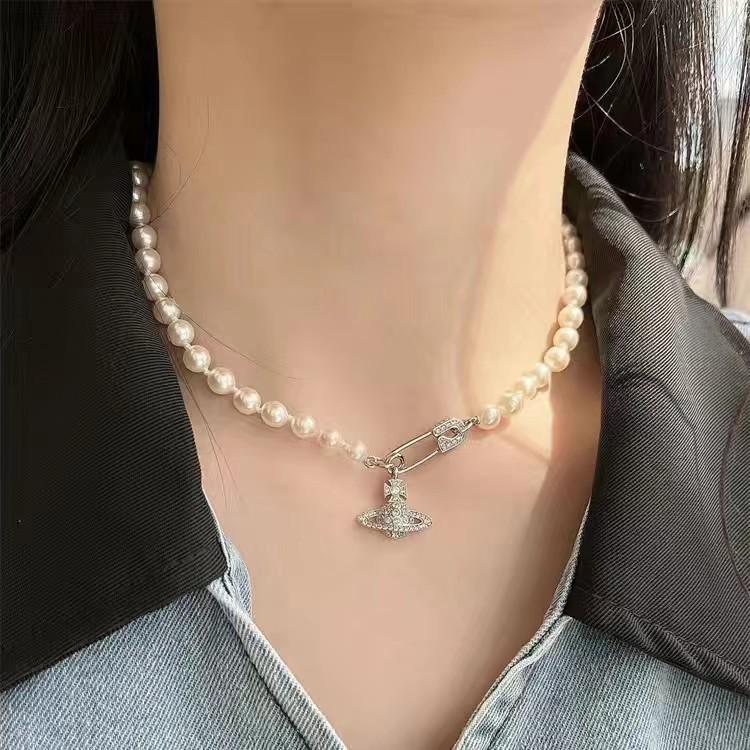 

Брошь-подвеска «Императрица Доуэгер» - Классический чокер и цепочка «Сатурн» до ключиц, стиль «легкая роскошь»