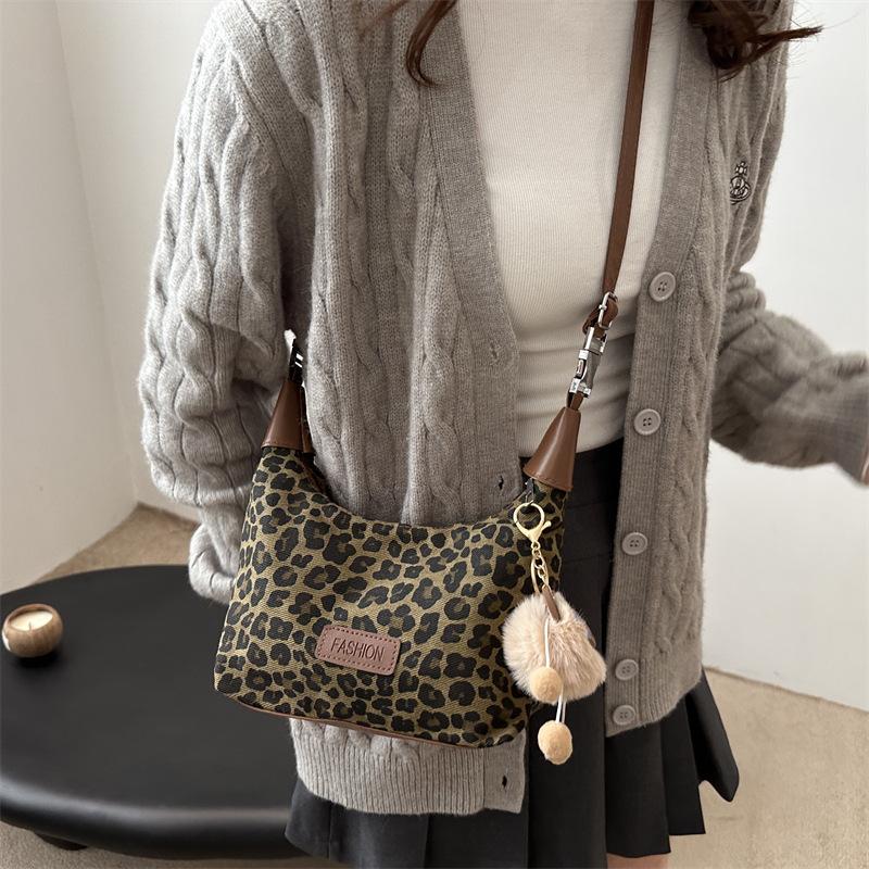 Super fire niche popular leopard print bag women's 2025 new autumn and winter versatile messenger bag fashion portable dumpling bag