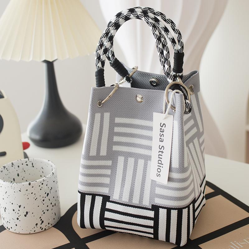 Stilvolle japanisch-koreanische Strickhandtasche: Große Tragetasche & Tragbare Pendel-Quadrat-Tasche