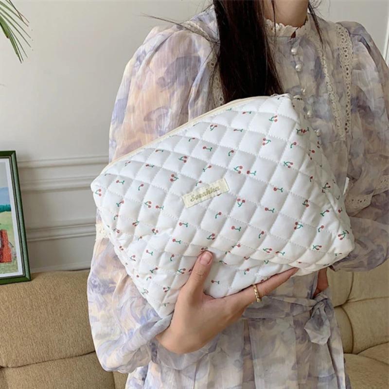 Quilted Cott Ladies Travel Storage Bag Retro Cherry Women's Cosmetic Bags Cute Design Girls Pencil Case Makeup Bag Handbags