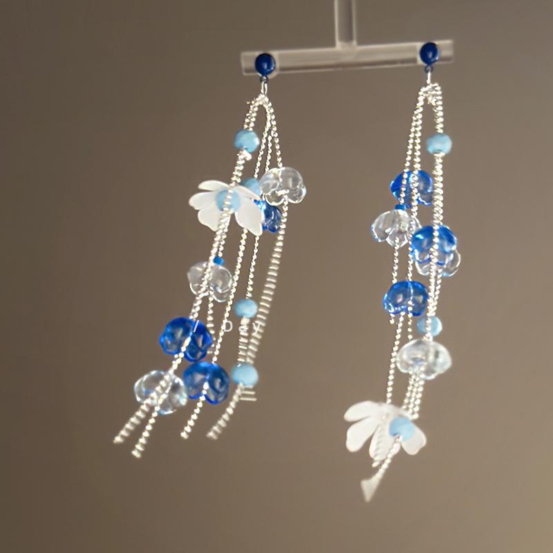 

Silver needle acrylic round flower fringed earrings Japanese fresh earrings fashionable versatile earrings design sense niche