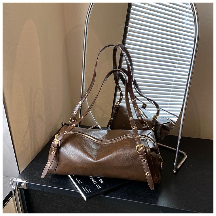 

Ретро сумка высокого класса женская 2025 новая осенне-зимняя модная простая сумка-подушка под мышкой нишевой текстуры сумка-мессенджер темно-коричневого