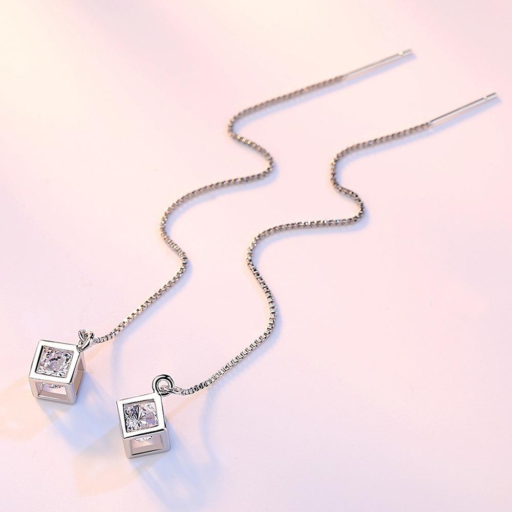 Los pendientes largos con circonitas en forma de cubo de Rubik están de moda y son sencillos