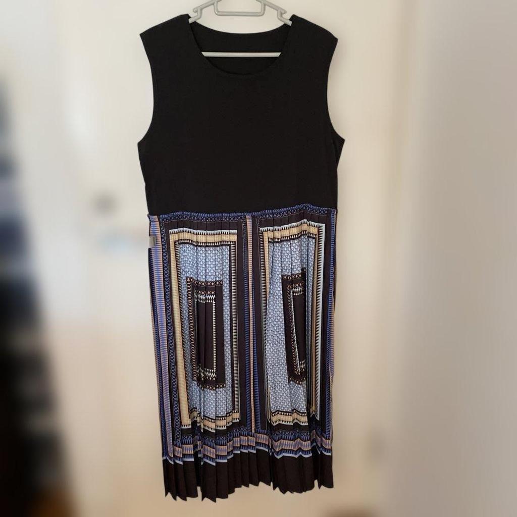 Used Sleeveless pleated dress with geometric pattern