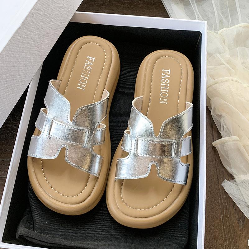 

Шлепанцы на толстой подошве, женские летние 2025, новые модели, с юбками, пляжные, мягкие, крутые шлепанцы 38 серебряный