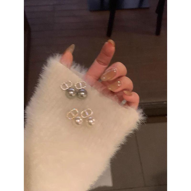 

[Peach Tea] Annual Z Love!! Princess Orly Letter CD Gray Pearl Stud Earrings Fall and Winter Fancy Earrings Letter CD White Pearl pair + Gray Pearl pair