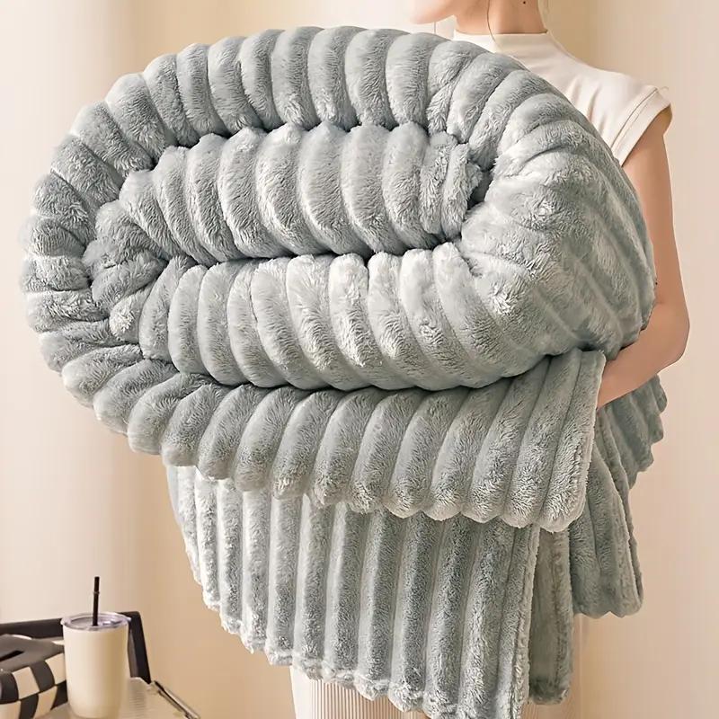 Koc z bardzo miękkiego pluszowego polaru 200*230cm - Przytulny beżowy flanelowy pled z prążkowaną teksturą, Można prać w pralce, Komfort na każdą porę roku do łóżka