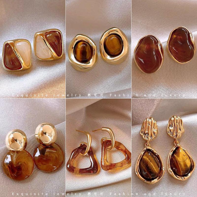 Cercei Stud Retro Ochi de Tigru în Maro Ambră - Bijuterii Elegante de Toamnă și Iarnă