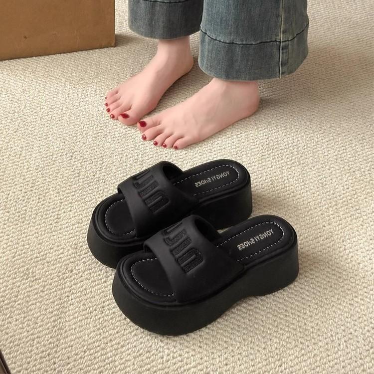 The slope heel is heightened and versatile, the open-toed cool slippers are worn outside women's shoes in the summer of 2025, and the new small man ha