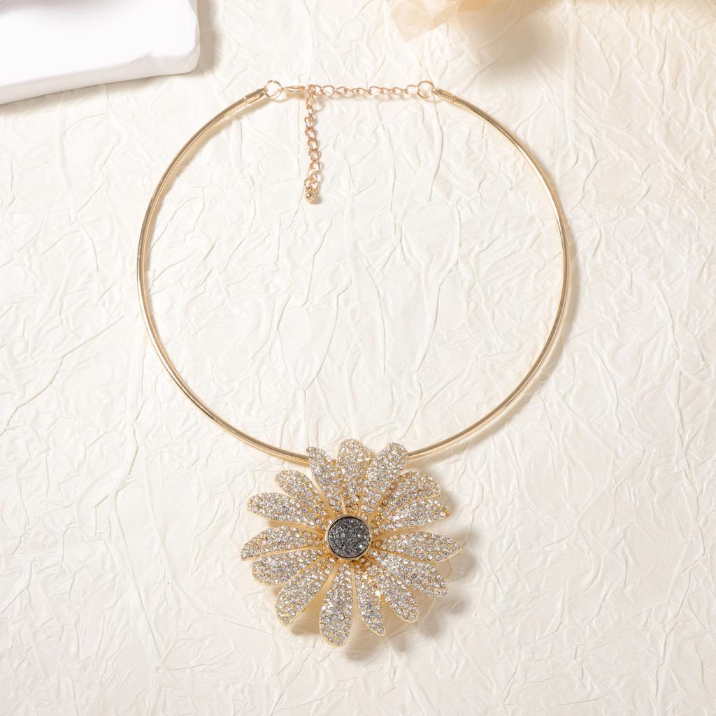European and American fashion personality retro alloy full diamond exquisite heavy industry large flower pendant collar evening banquet model