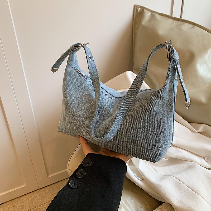 

Retro niche design large capacity women s handbag 2025 new Korean trend casual shoulder pillow bag светло-синий
