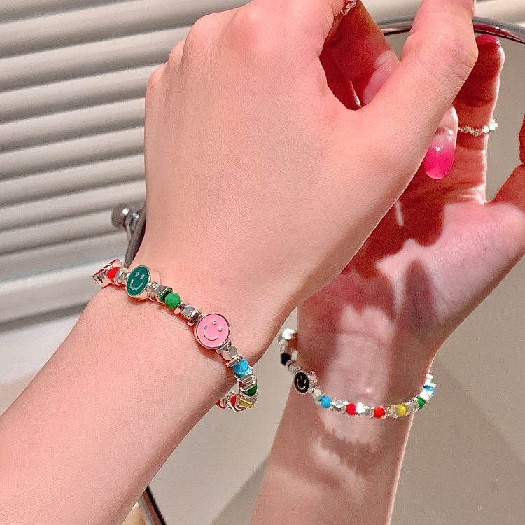 Dopaminfärgade Pärlarmband med Smiley Face Armband för Kvinnor Ljus Lyx Nisch Exklusiv Nischdesign Flickvän Student Hand Smycke