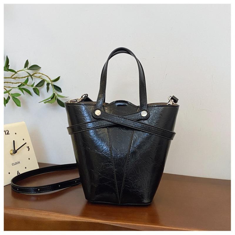 

Oil wax skin bucket bag women s new niche design handbag mother bag commuter shoulder armpit bag