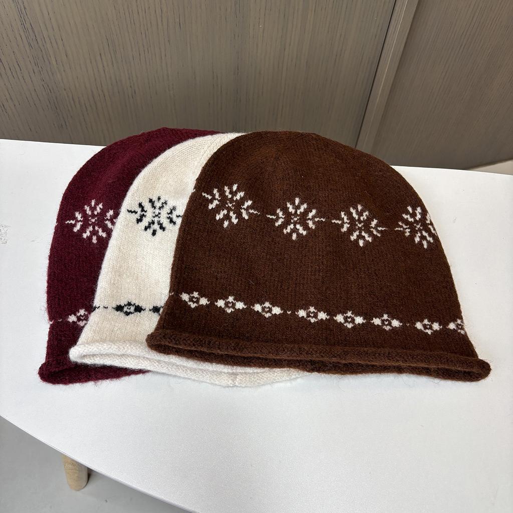Fair Island jacquard crimped knitted hat women's autumn and winter stacking hat versatile face small cold hat loose wool hat