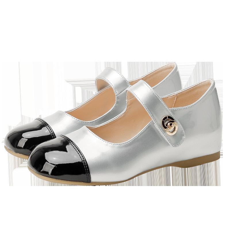 

Новые полутапочки Baotou носят женщины летом, а маленький человечек приподнят внутри с помощью серебряного ремешка 39