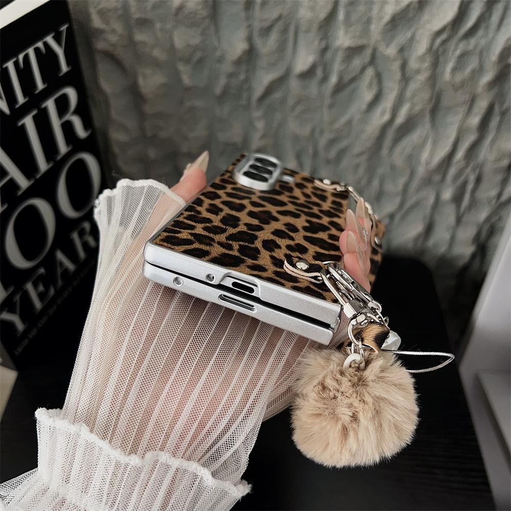 Für Samsung Galaxy Z Fold7 5G Hülle Leopardenmuster Leder+PC Handyhülle mit Gitarrenanhänger und Riemen