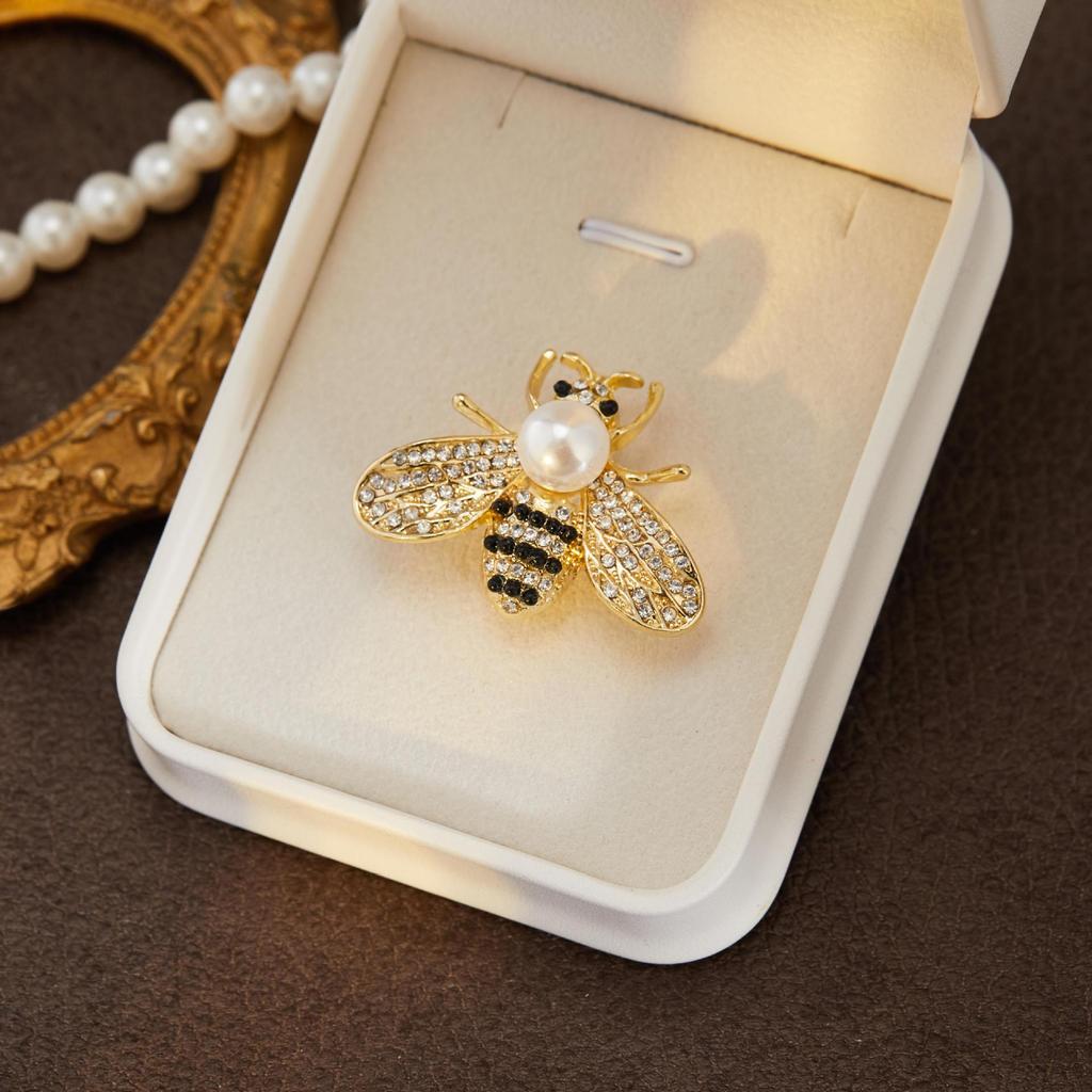 High-End Women's Bee Brooch: Korean Luxury Temperament Badge Pin for Versatile Clothing Accessories