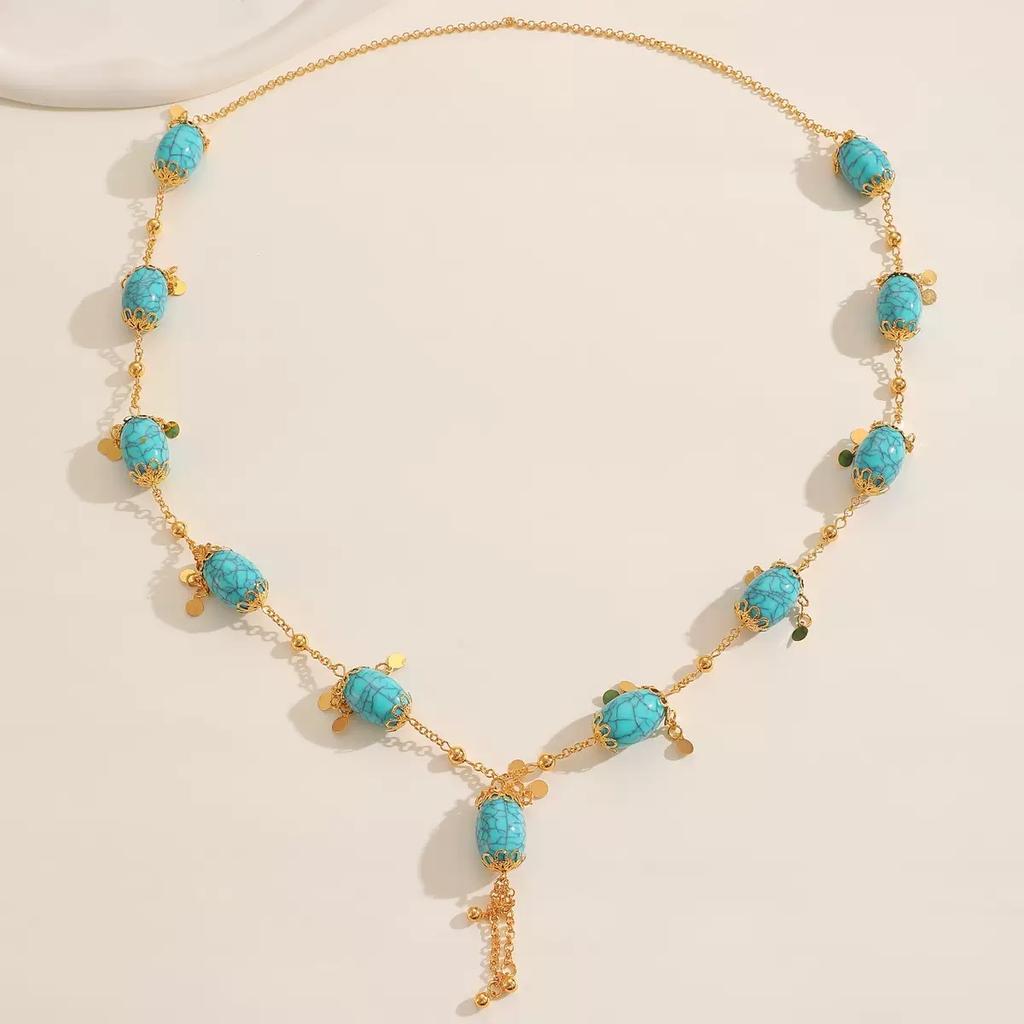 Un llamativo colgante de cadena redonda azul, Un collar largo de alta gama y una cadena para suéter de estilo retro de corte.