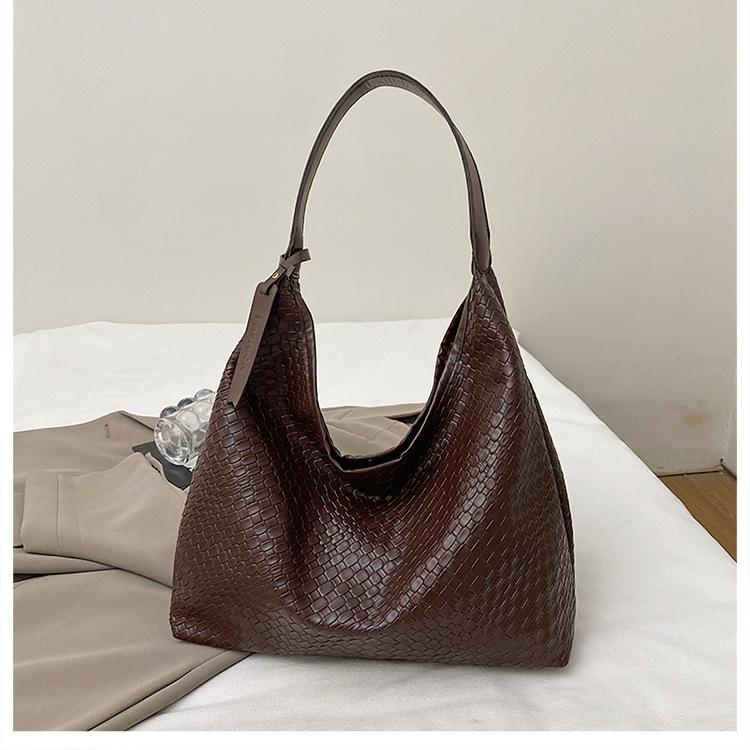 

This year s popular bag ladies 2025 new high-end retro shoulder bag large-capacity commuter tote bucket bag темно-коричневого
