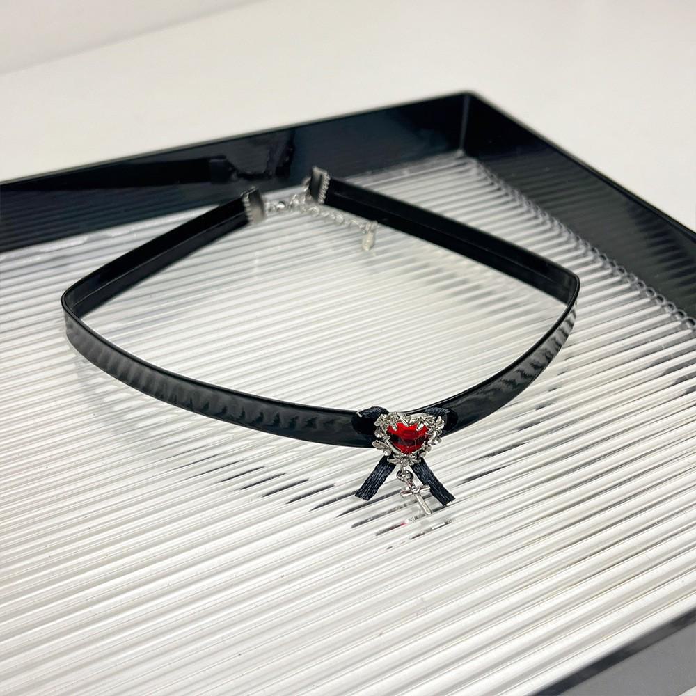 Choker din piele Gothic Cross: Colier claviculă dulce și cool pentru ea