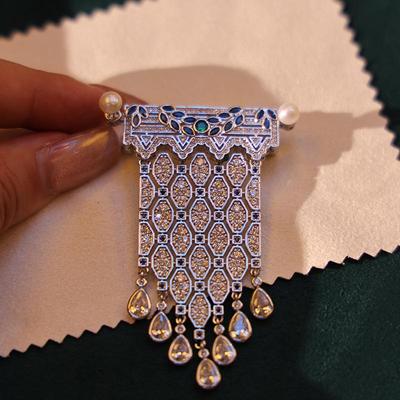 Western Retro Tassel Brooch with Zircon, Copper Gold-Plated Pin, and Pearl Corsage Design