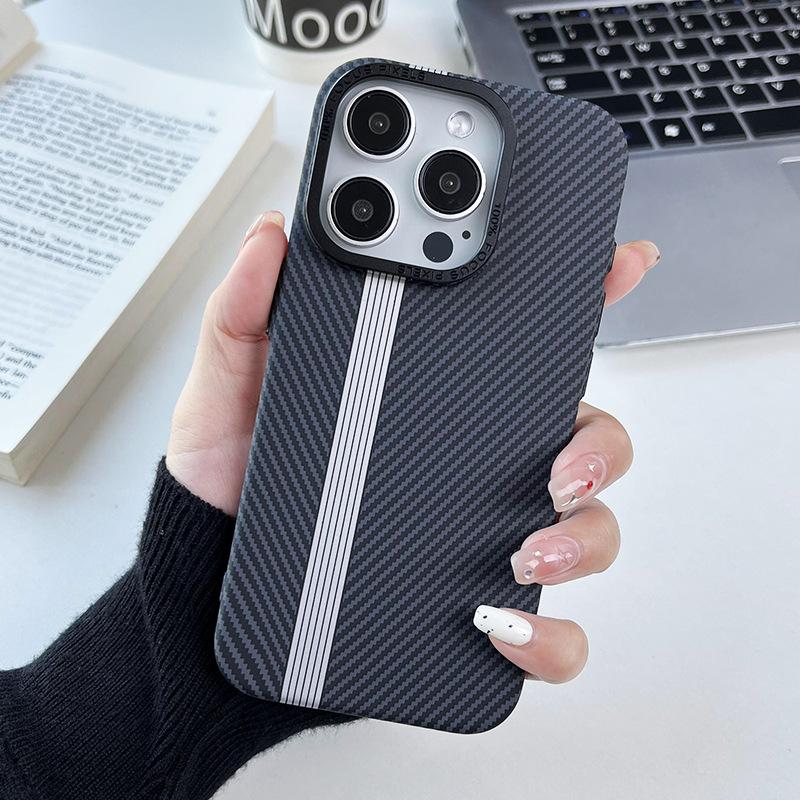 Applicable iPhone17PRO Carbon Fiber Pattern Magnetic Mobile Phone Case Apple 16PROMAX Metal Button Protective Case