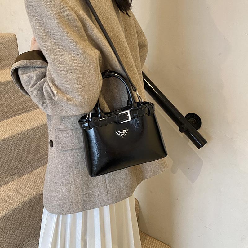 Large-capacity bag women's 2025 new autumn versatile shoulder bag is popular this year, and the small square bag is popular.