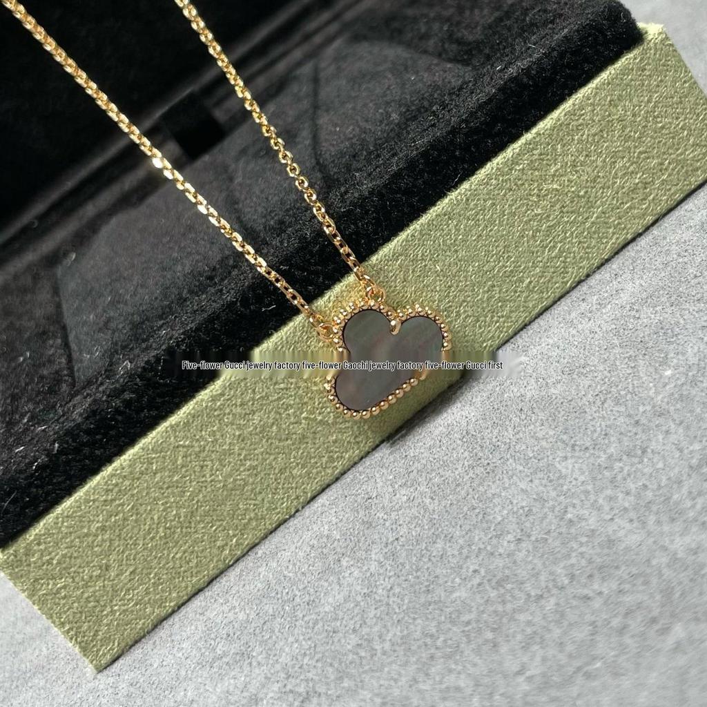 Náhrdelník Van Cleef se čtyřlístkem: Zlatý přívěsek pro ženy s pětilistým designem, bílou perletí, červeným achátem a diamantem.