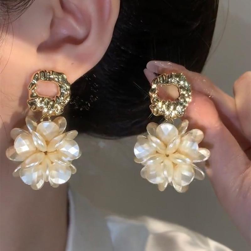 Elegant Zircon Pearl French Retro Luxury Earrings 2025