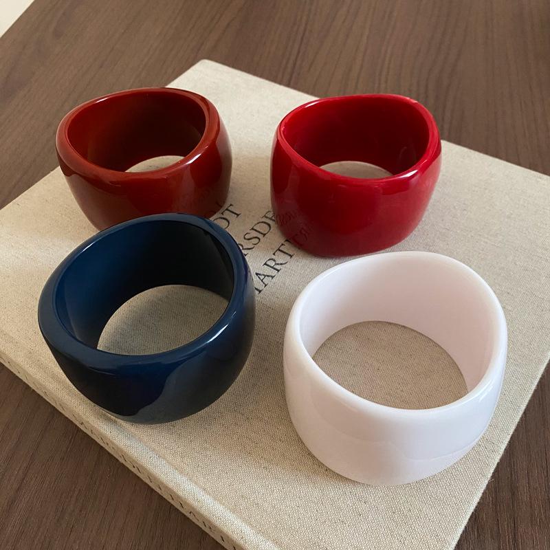 Elegante Bracciale Aperto Geometrico in Acrilico - Braccialetto Versatile di Alta Gamma per Donna