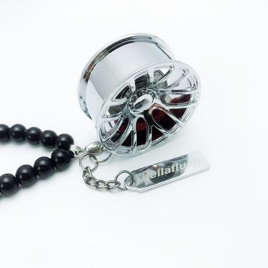 Roată de curse din aliaj, pandantiv pentru mașină, oglindă retrovizoare, accesoriu pentru agățat, mărgele negre lucioase, etichetă argintie, decorare automată, design unic