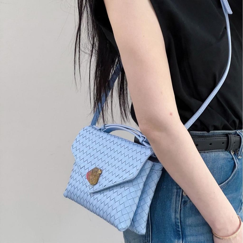 Gewebte Tasche für Damen, die gleiche hochwertige leichte Luxus-Handtasche für Abendveranstaltungen großer Marken, eine Umhängetasche in Umschlagform für Damen