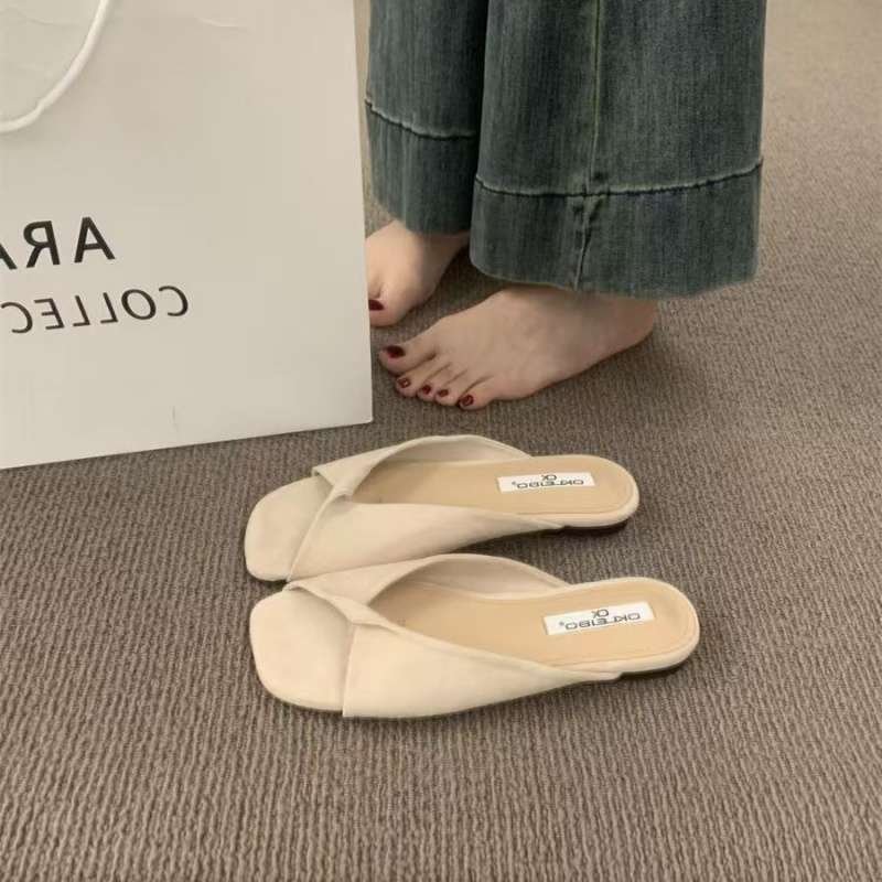 

Французские маленькие прохладные тапочки на плоской подошве женская обувь носить 2025 новый летний мягкая подошва универсальные пляжные сандалии на одной перемычке 40