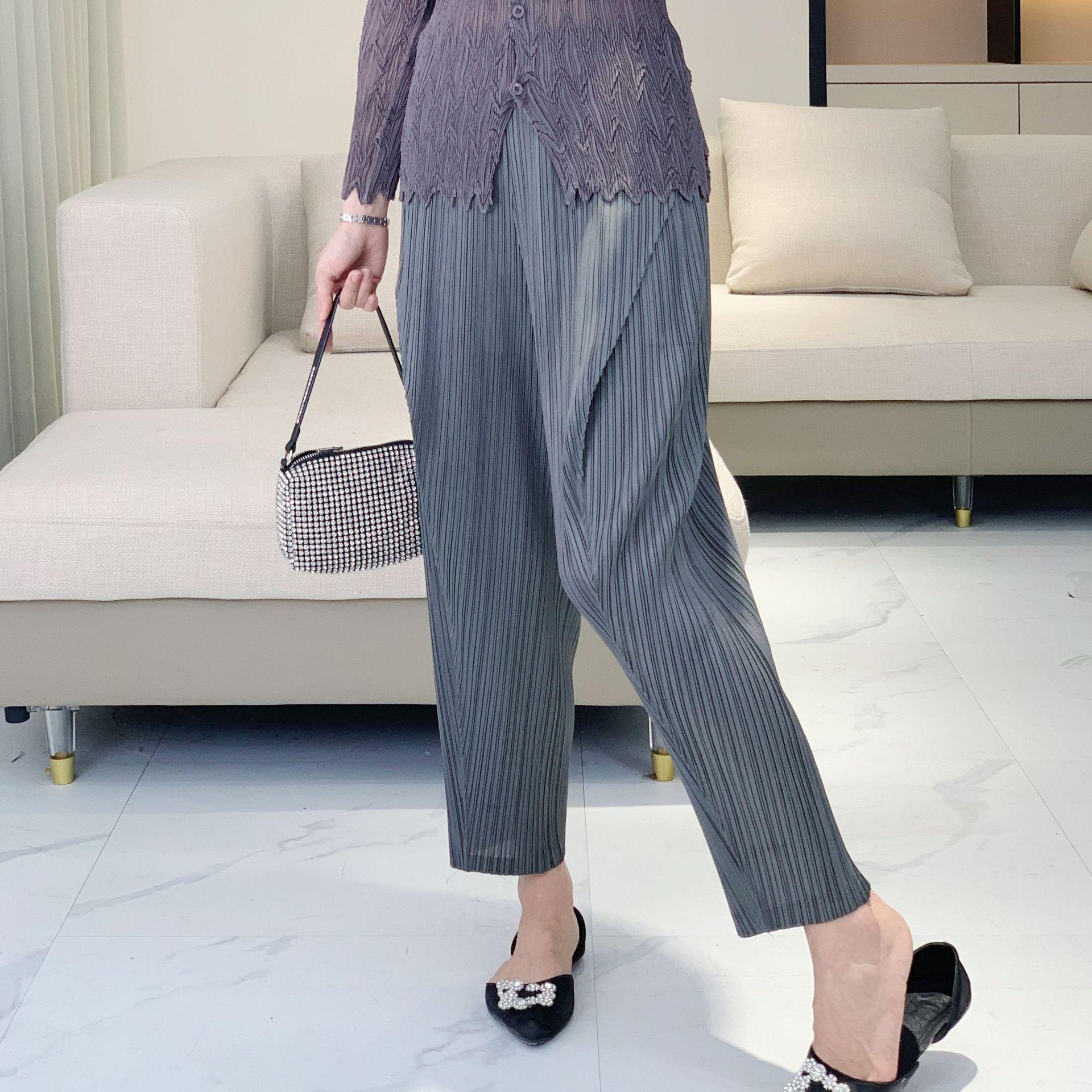 

Модные облегающие плиссированные женские повседневные брюки-карандаш (Лето 2025 г.) One Size (80-150 jin) серый