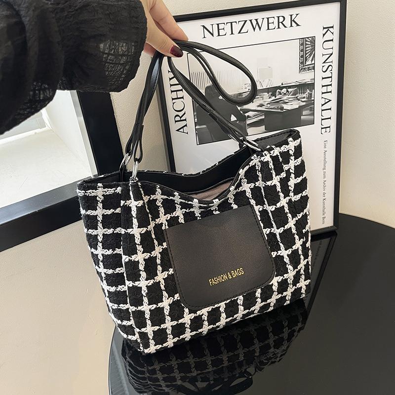 Summer Fashion New Women's Tote Bag Fashion Versatile Trend Student Large Capacity Shoulder Bag