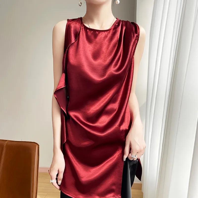 Женская асимметричная атласная блузка без рукавов с оборками M красный