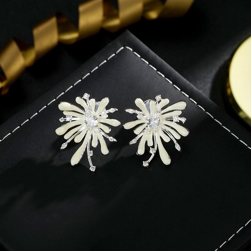 Elegant French Vintage Floral Stud Earrings With Sparkling Zircon Accents Women 2025