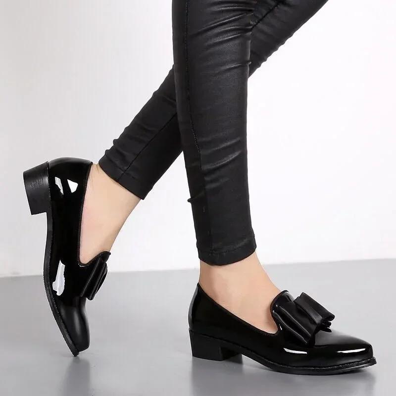 Nuove scarpe basse a punta con fiocco e decorazione da donna, in pelle verniciata, con bocca bassa, per pendolari, casual, quotidiane