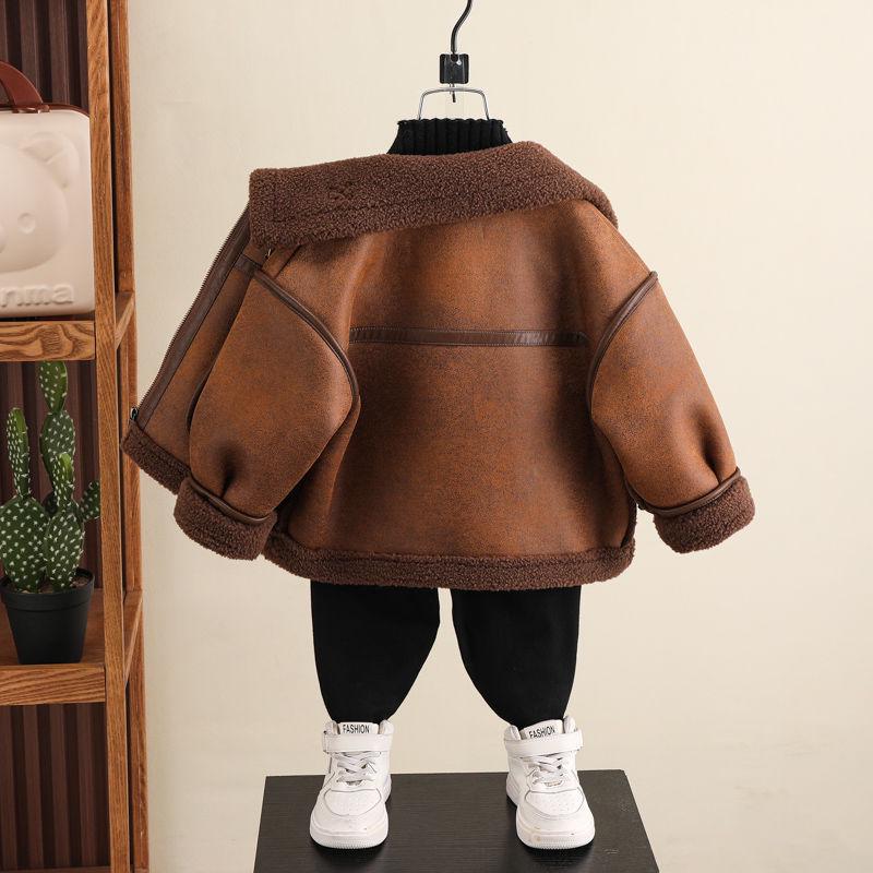 Chłopięcy płaszcz z podszewką ze sztucznego futra: Stylowa i Ciepła Odzież Wierzchnia na Zimę 2025