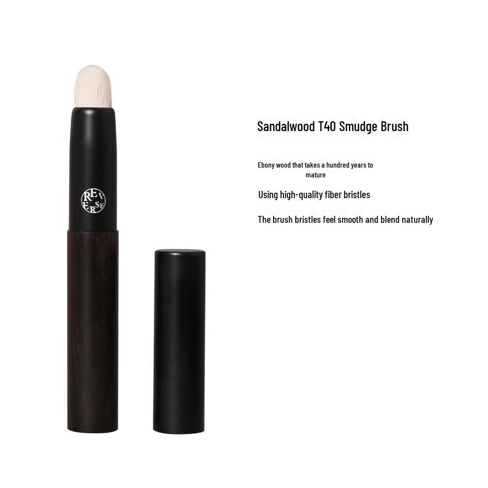 

Sandalwood T40 Anti-Aging Smudge Brush: Round Head, Portable, Easy-to-Clean Lip Brush with Cover